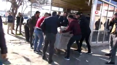  Hafif ticari araç ile çarpışan kamyonet kafeye böyle daldı 