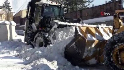 kar yiginlari -  Hakkari'de 53 yerleşim yerinin yolu ulaşıma kapandı  Videosu