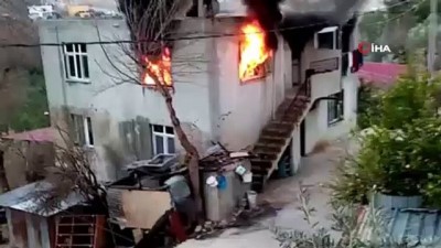 itfaiye eri -  Sobadan çıkan kıvılcım evi böyle yaktı Videosu