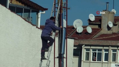  3 katlı binanın çatısında tehlikeli çalışma 