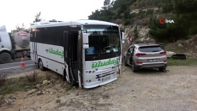  Çanakkale’de yolcu midibüsü ile jip çarpıştı: 3 yaralı 