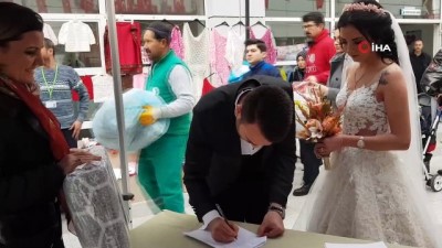 yardim kampanyasi -  Dünya evine giren çiftler en mutlu günlerinde depremzedeleri unutmadı  Videosu