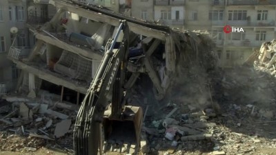  Kayma yaşanan bina kontrollü olarak böyle yıkıldı 