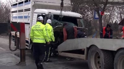 tir soforu -  Refüje çarpan tır devrildi: 2 yaralı  Videosu