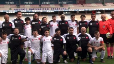futbol turnuvasi - Suriyeli gençler, eski ünlü futbolcularla gösteri maçına çıktı Videosu