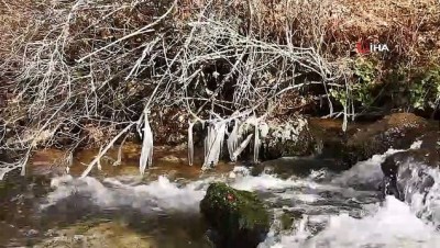  Buz tutan akarsu kartpostallık görüntü oluşturdu 