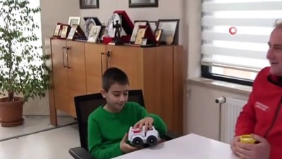 ilkokul ogrencisi -  Kendi küçük yüreği büyük...İlkokul öğrencisi Hasan kumbarasını depremzedeler için bağışladı  Videosu