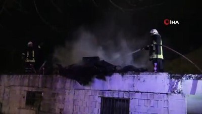  Metruk binada yangın çıktı, araçlar yanmaktan son anda kurtuldu