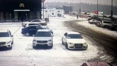  - Rusya’da minibüs park halindeki 4 araca çarptı 