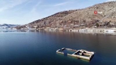 2008 yili -  Suların çekildiği barajda minareden sonra evler de ortaya çıktı  Videosu