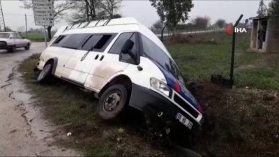  Tarım işçilerini taşıyan minibüs kaza yaptı: 9 yaralı 