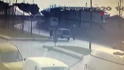 polis araci -  Bıçaklı şahsın polise saldırdığı anlar kamerada  Videosu