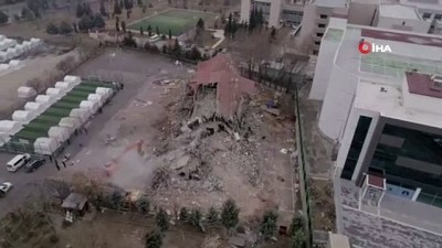  Elazığ'da depremde hasar gören okullar yıkılmaya başladı 