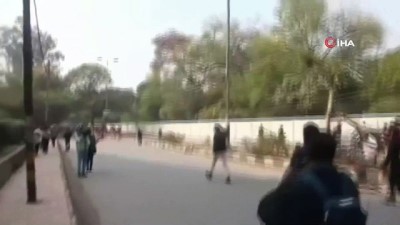 silahli saldirgan -  - Hindistan'da protestoculara silahlı saldırı: 1 yaralı  Videosu