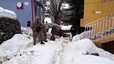  Jandarmadan depremzedelere yardım eli 