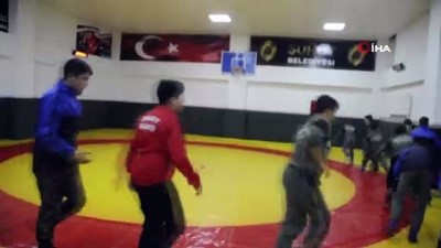 Minik sporculardan Elazığ ve Malatya depremine pankartlı destek 