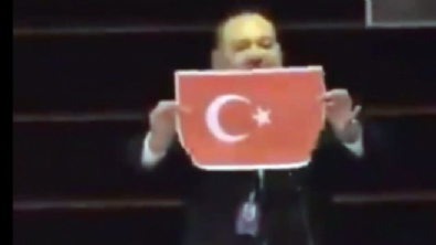 avrupa parlamentosu - Yunan vekil Türk bayrağını yırttı!  Videosu