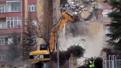  Depremde hasar gören 3 bloklu sitenin yıkımına başlandı 