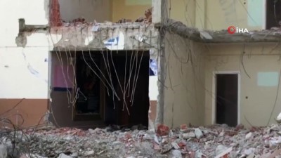  Depreme dayanıksız olduğu tespit edilen okulun yıkımına başlandı 