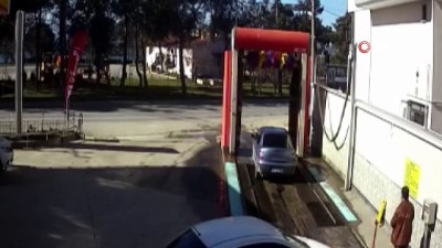  El frenini çekmedi, otomatik yıkamadaki araç kamyonla böyle çarpıştı 