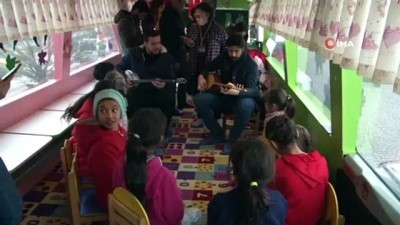 akreditasyon -  Gönüllü öğretmen kardeşler, depremzede çocukları mutlu ediyor  Videosu