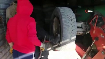  Kamyonun dingil ve stepne lastiğinde 5 bin 100 paket kaçak sigara ele geçirildi 