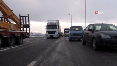  Kayseri-Malatya karayolu ulaşıma kapandı, uzun araç kuyrukları oluştu