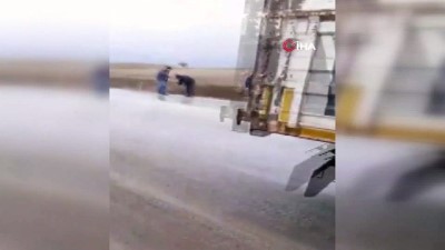 tir kazasi -  Kaza yapıp devrilen tırın motoru çalışmaya devam etti  Videosu