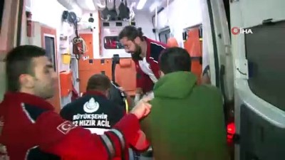  Kennedy Caddesinde meydana gelen 3 araçlı kazada 6 kişi yaralandı 