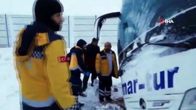  Otobüs kara saplandı, mahsur kalan 48 kişiyi AFAD ekipleri kurtardı 