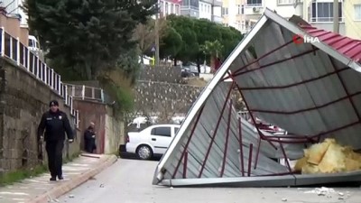 siddetli ruzgar -  Rüzgar çatıları uçurdu, tipi ulaşımı vurdu Videosu