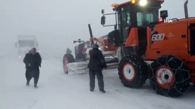  Sivas-Malatya karayolu kar ve tipi nedeniyle ulaşıma kapandı