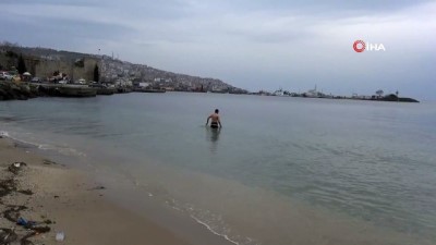 cesar -  Soğuğa aldırış etmedi, kış günü denize girdi  Videosu