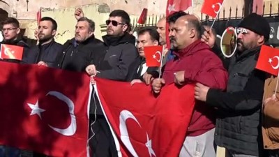  Türk bayrağını yırtan Yunan vekile kilise önünde sert tepki