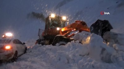  Yüksekova'da kar yağışı ve tipi hayatı olumsuz etkiledi