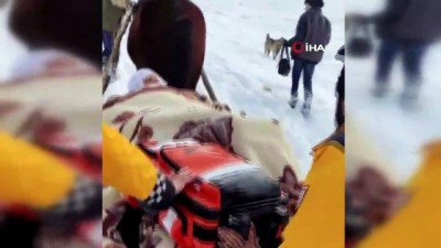 mahsur kaldi -  At sırtında ulaştıkları hastayı önce ambulansa kadar kızakla taşıdı, ardından hastaneye yetiştirdiler Videosu