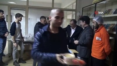 isaf -  Başkan Bulut ile Rektör Karacoşkun öğrencilere çorba ikramında bulundu Videosu