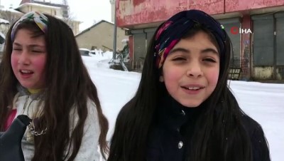 ilkokul ogrencisi -  Çocuklar, karda kızakla eğlendi  Videosu