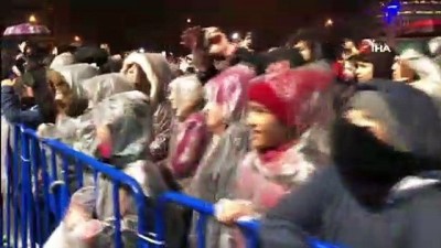 saganak yagmur -  İskenderun'da sırılsıklam Emre Aydın konseri Videosu