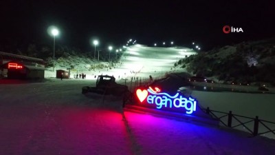  Ergan Kayak Merkezi’nde gece kayak keyfi 