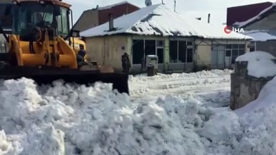  Karlıova’da kar kamyonlarla taşınıyor 