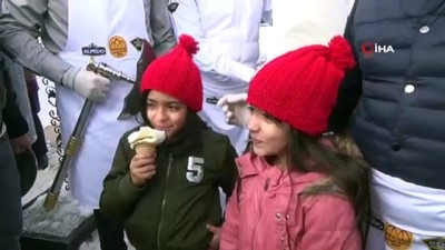 keci sutu -  Kış ortasında dondurma izdihamı  Videosu