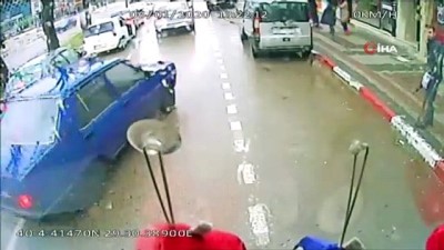 dikkatsiz surucu -  Aniden otobüsün önüne kıran sürücünün kaçmasına yolcular izin vermedi Videosu