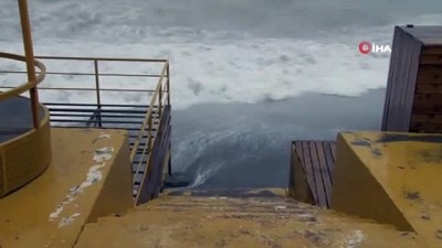 siddetli ruzgar -  Antalya’da dev dalgalar sahili dövdü  Videosu