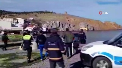 deniz kiyisi -  Aracını denize sürdü, camı kıran polis son anda kurtardı  Videosu