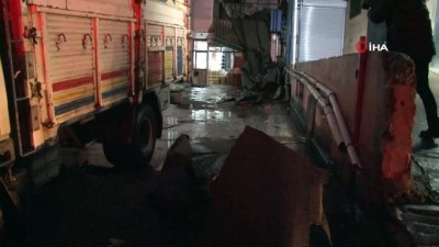 siddetli ruzgar -  Bahçelievler’de şiddetli rüzgar nedeniyle fabrikanın çatısı uçtu Videosu