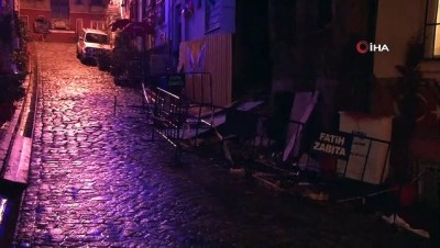 nadan -  Balat’ta metruk binanın çatısında kısmi çökmeler yaşandı Videosu