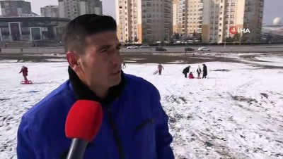  Belediye tepeyi kızak alanına çevirdi, çocuklar doyasıya eğlendi 
