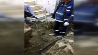 suc duyurusu -  Ekipleri şaşırtan görüntü: Yer altından kaçak elektrik hattı çekmişler  Videosu