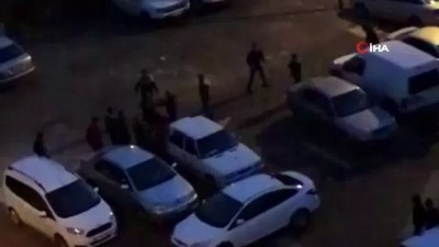 İki grup arasındaki tekmeli yumruklu kavga kamerada 